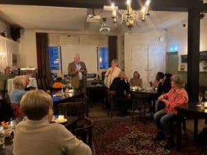 Huurders Ymere Amsterdam bijeenkomst met bewoners en vertegenwoordigers in een gezellige binnenruimt.