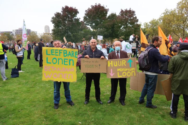 Huurders Ymere Amsterdam protesteert voor betaalbare en duurzame huurwoningen in het park.
