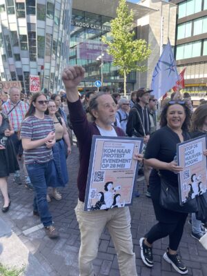 Protesterende mensen bij Ymere Amsterdam voor huurdersrechten.