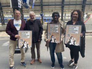 Huurders Ymere Amsterdam protesteert tegen huurverhoging op station.