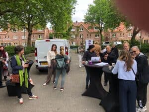 Huurders Ymere Amsterdam ontmoeten elkaar bij een informele bijeenkomst in de buitenlucht.