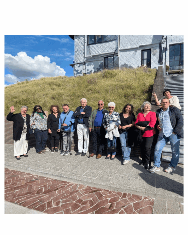 Hoge resolutie foto van huurders Ymere Amsterdam tijdens een groepsbijeenkomst buiten.