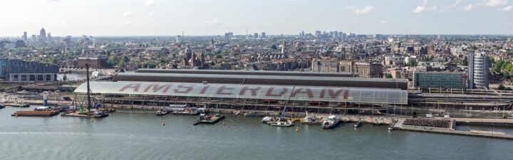 Huurders Ymere in Amsterdam genieten van stadszicht en waterkant.