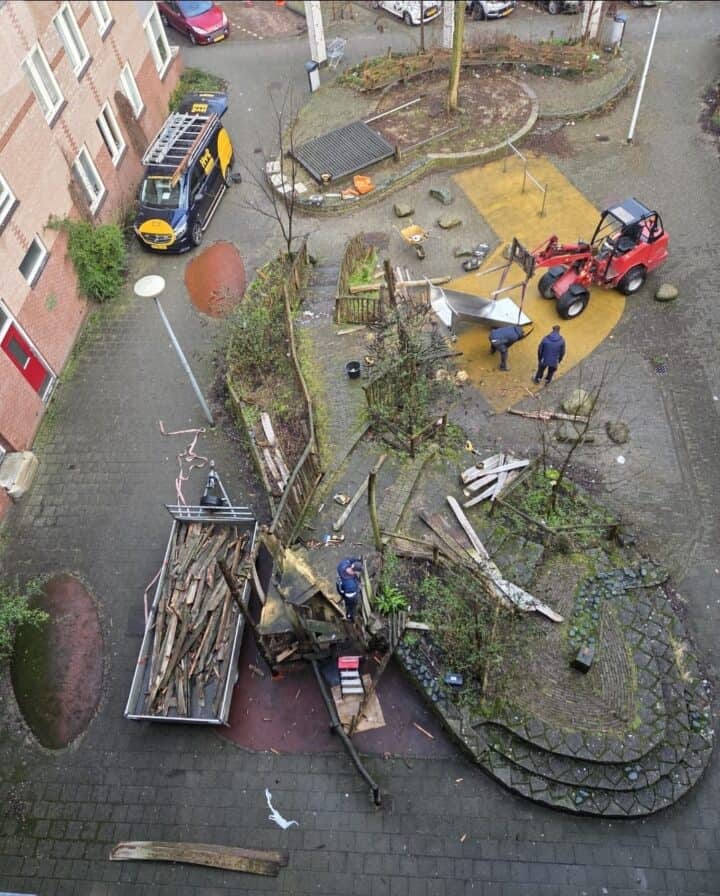 Huurders Ymere Amsterdam, schade en herstel na storm, herstelwerkzaamheden in een woonwijk.