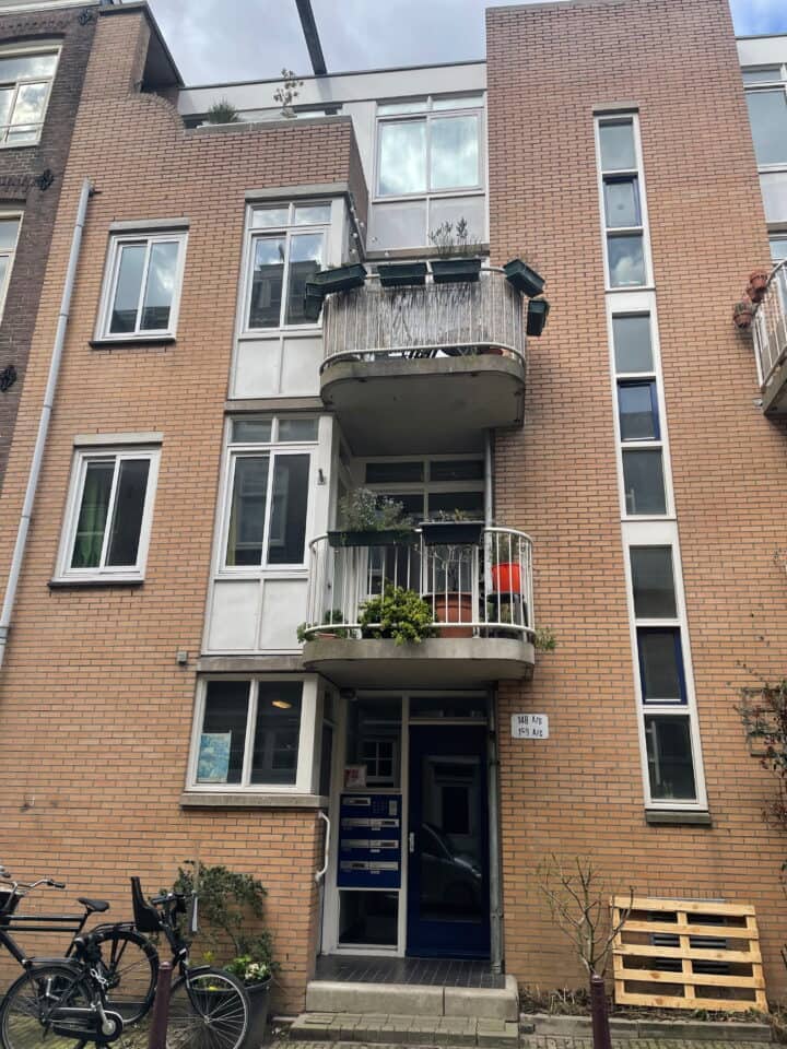 Appartementencomplex met balkons in Amsterdam, huurders Ymere.