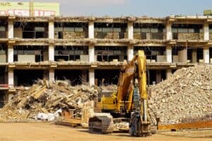 Verwijderde huurwoningen Ymere Amsterdam onder reconstructie, bouwproces met graafmachine op de voor.